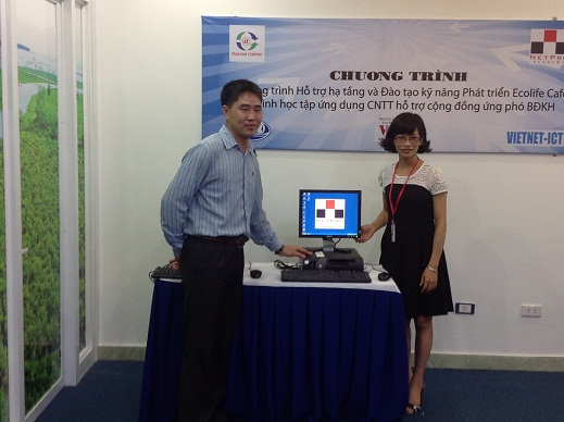 Bà Đinh Mai Trang - Giám đốc NetPro, trao tặng máy tính